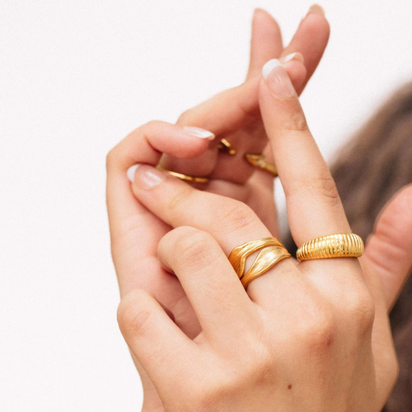 Anillo de Rayas Ajustable Dorado